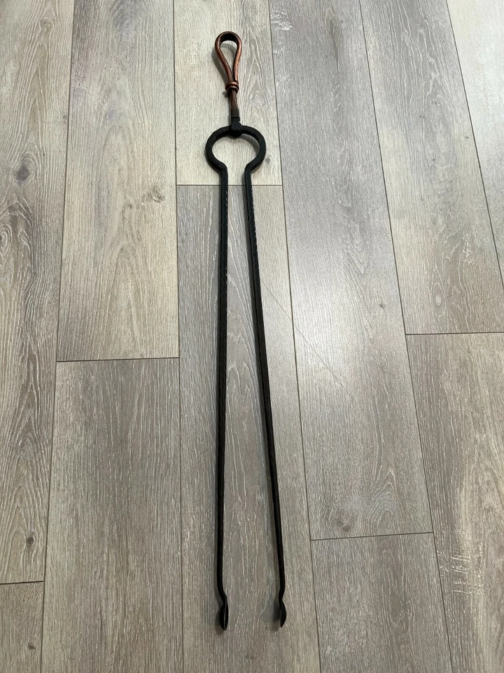 Pinzas de chimenea de hierro y mango de cobre enormes de colección, 41 1/4" de largo, peso es de 4 libras Foto 1 de 4