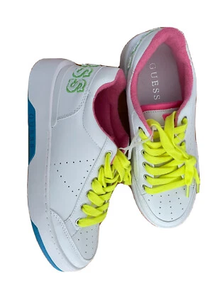 Tênis anabela feminino Guess Marvyn branco logotipo multi assinatura tamanho 8.5 - Imagem 1 de 3