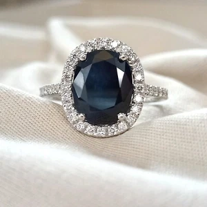 Anello con Zaffiro blu ovale 4,73 CT e Diamanti Oro bianco 18k mod. Lady Diana - Foto 1 di 12