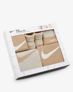 NEU MIT ETIKETT NIKE BABY 5-TEILIGES GESCHENKSET IM KARTON NEUGEBORENE 0-6 MONATE - HELLELFENBEIN - Bild 1 von 9