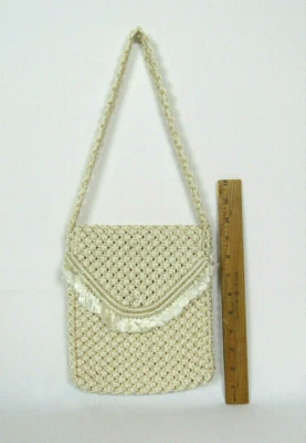 BOLSA DE MÃO OSCAR DE LA RENTA MACRAMÊ VINTAGE DÉCADA DE 1970 COM FRANJA 8 1/4" ALTURA CREME - Imagem 1 de 4
