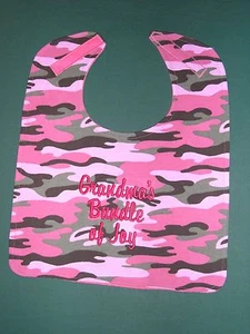 PERSONALIZADO Nombre Rosa Verde Camuflaje BABS BABY BIB LG Hasta 4 palabras EE. UU. - Imagen 1 de 2