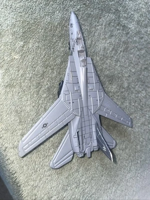 Avión de combate MAISTO F-14 Tomcat, azul marino, calavera huesos cruzados ✈️ ala izquierda dañada Foto 1 de 4