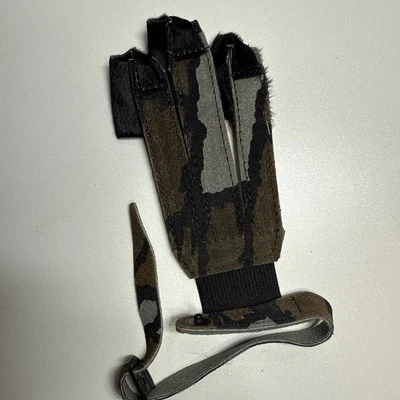 Traditional Archery Camouflage 3 Finger Archery Glove Size Small Calf Hair tips - Image 1 of 4
