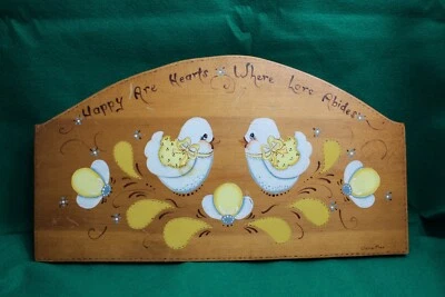 Letrero de madera vintage pintado a mano "Felices son corazones donde mora el amor" 16" x 9" Foto 1 de 4