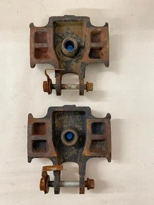 Ford F450 Super Duty 2000 soportes de montaje de amortiguador inferiores delanteros OEM YC355458AA Foto 1 de 4