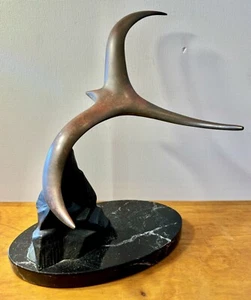 MODERNIST MCM BRONZE VOGEL im Flug SKULPUR auf MARMORSOCKEL - Bild 1 von 3