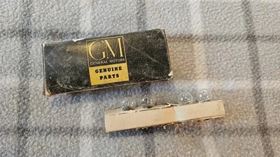 Vintage GM NOS Bulbs General Motors 9417863 1895 Bulb Pack 4 Genuine 12v - Image 1 of 4