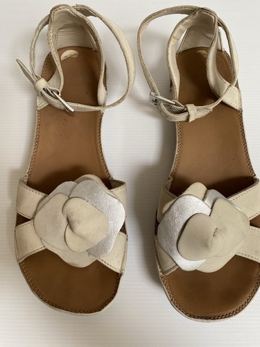 Sandali donna Clarks NUBUCK crema e argento Regno Unito Taglia 5.