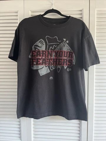 Majestic Chicago Blackhawks “Earn Your Feathers” Short Sleeve Sz L Cover