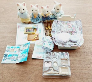 Repuestos de dormitorio Sylvanian Families - cama, figuras y accesorios nuevos - Imagen 1 de 10