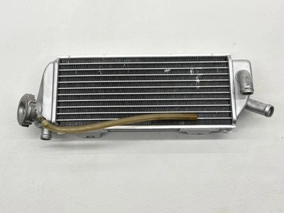 2012 KTM 250SX правая сторона радиатора заполнения боковая крышка охлаждения охлаждающей жидкости 54835008400 SX - Изображение 1 из 4