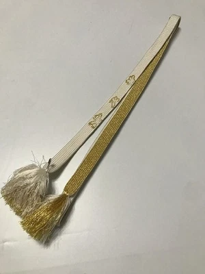 Obi-jime pura seda pequeño patrón de flores sobre fondo blanco estilo plano Foto 1 de 4