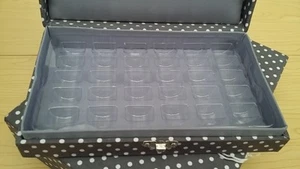 NUEVO Hobby Gift Gris / Blanco Mini Polka Dot Design Machine Bobbin Storage Box - Imagen 1 de 2