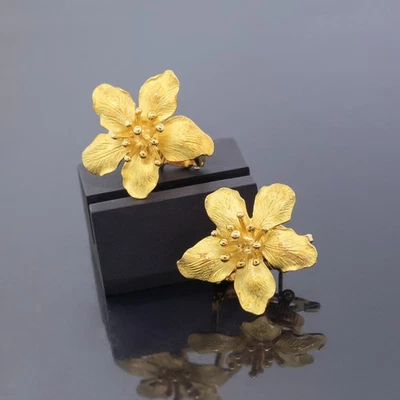 Pendientes de clip de oro amarillo 750 flor texturizada madera de perro Tiffany & Co vintage Foto 1 de 4