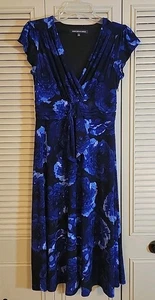 Vestido Jones Wear Para Mujer Talla 4 Negro y Azul Floral Calce y Acampanado Elastizado Slinky - Imagen 1 de 12