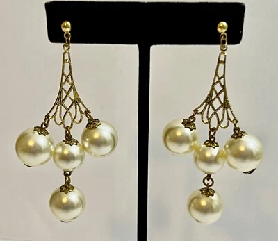 Pendientes extra grandes de perla sintética tono dorado con araña de pasarela perforados de 3" Foto 1 de 4