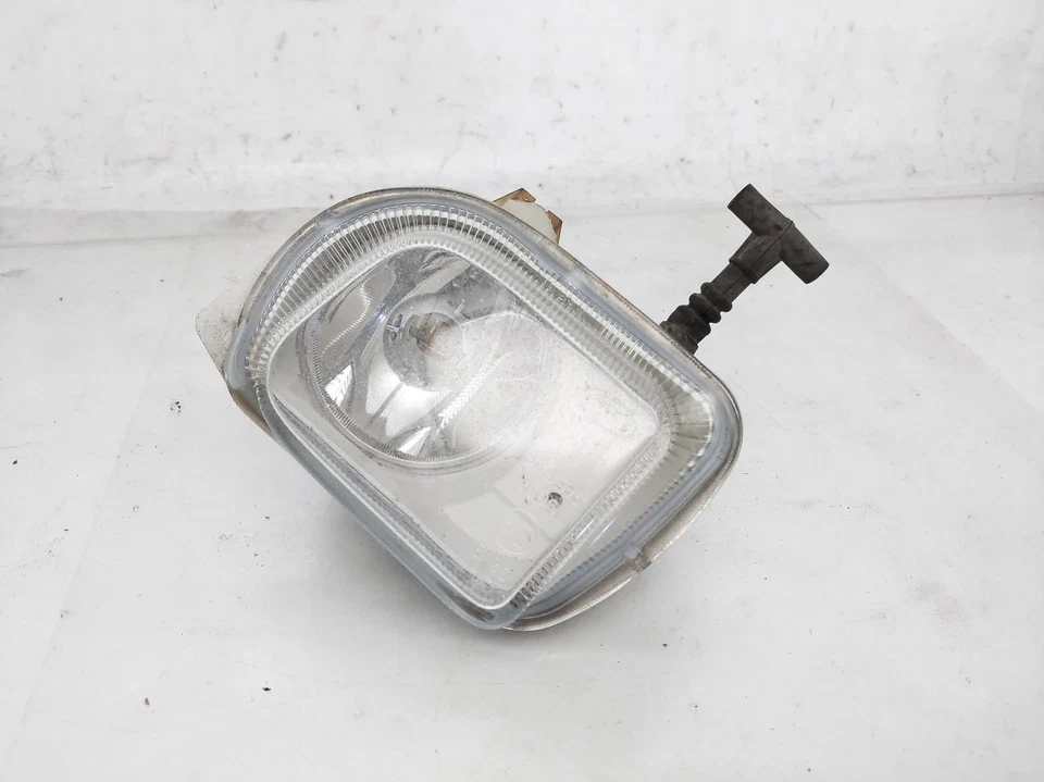 Faro antiniebla derecho pasajero Volvo V70 1998-2000 8620253 *Pica en la lente Foto 1 de 4