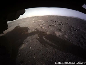 Surface of Mars & Wheel of NASA's "Perseverance" Rover - Color Photo Print - Bild 1 von 1