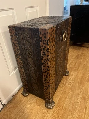 Baúl Regency Safari Cheetah dorado con patas de garra de metal en relieve Foto 1 de 4