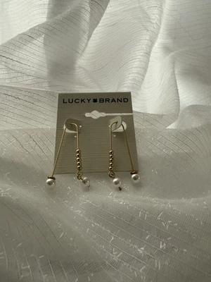 Pendientes lineales de perlas de oro marca Lucky Foto 1 de 3