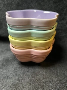 Le Creuset Mini Flower Bowls 3 3/8” 8.57cm Set of 4 Bakery Collection Japan - Picture 1 of 6