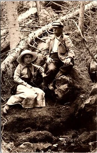 SENDADORES: HOMBRE Y MUJER: SENTADOS EN ROCAS: EN EL BOSQUE: LONGMONT, COLORADO 1913 - Imagen 1 de 5