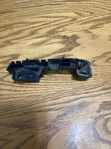 2016-2022 CHEVROLET MALIBU GUIDE ASSEMBLY FRONT BUMPER FASCIA OEM 84650637 - Picture 1 of 6