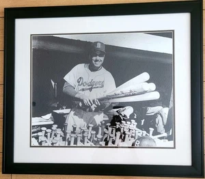 DUKE SNIDER DODGERS HOLDING PIPISTRELLI AUTOGRAFATI 16x20 FOTO INCORNICIATA COA - Foto 1 di 3