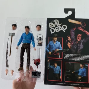 NECA Evil Dead 18CM Action Figure 3 VARIANTI DISPONIBILI ✅ CON SCATOLA - Foto 1 di 26