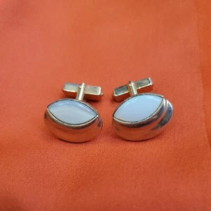 2T Vtg Oval White And Goldtone Cuff Links - Picture 1 of 2