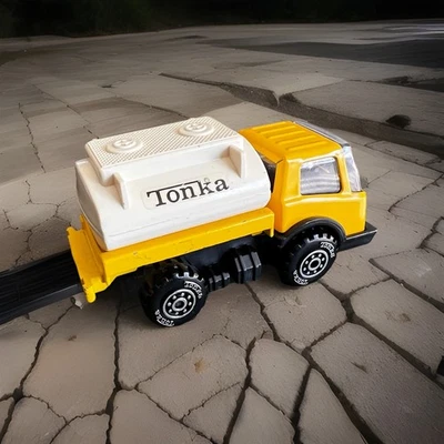 Camión cisterna Diecast Tonka 4" amarillo y blanco gasolina/agua años 70 Japón usado en excelente estado Foto 1 de 4