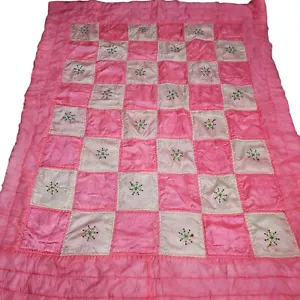 Manta bordada edredón satinado rosa nailon 60 X 76 retazos vintage - Imagen 1 de 13