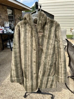 ABRIGO CON CAPUCHA REVERSIBLE DE PIEL SINTÉTICA MEZCLA MARRÓN DENNIS BY DENNIS BASSO TALLA M Foto 1 de 4