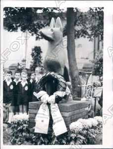 1955 Berlin Germany Monument to Dogs Shown on Animal Protection Day Press Photo - Picture 1 of 4