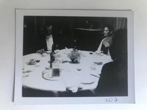 POL751 Polaroid Photo de Plateau Vintage Cinéma Michel Piccoli Claudia Cardinale - Picture 1 of 1