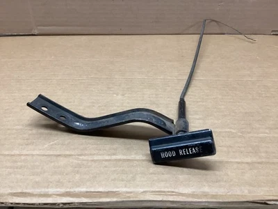 68 69 70 71 72 73 74 75 76 C3 CORVETTE Cable de liberación de capó con mango y soporte GM Foto 1 de 3