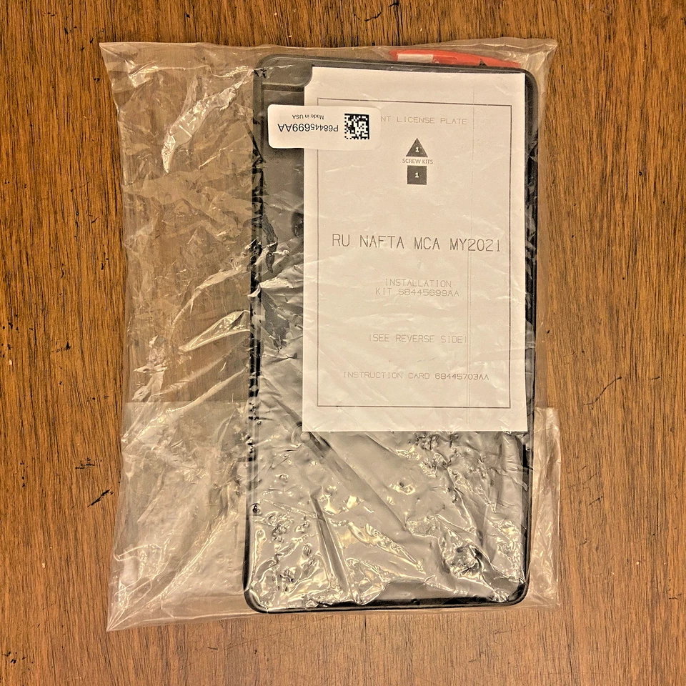 Chrysler Pacifica 2021 matrícula parachoques delantero marco soporte de plástico Foto 1 de 4