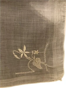 VINTAGE TASCHENTUCH 40er JAHRE LEINEN WEISS AUF WEISS STICKEREI BLUMEN HOCHZEIT ? 4 ECKEN - Bild 1 von 5