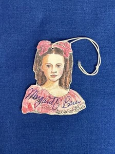 Etiqueta de muñeca firmada por Margaret O'Brien del evento 2000 para muñeca Madame Alexander etc. - Imagen 1 de 3