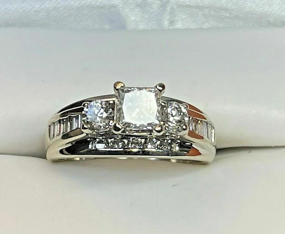 Anillo de compromiso para mujer de diamantes creados en laboratorio princesa de 3 quilates acabado en oro blanco de 14 quilates Foto 1 de 1