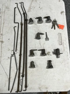 Lote de barras, llaves y cilindros de cierre y pestillo de puerta delantera Mustang 1969 1970 Ford OEM - Imagen 1 de 5