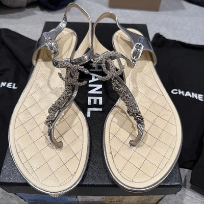 Chanel Mujer Talla 37.5 Tanga Sandalia Plata Espejo  Foto 1 de 4