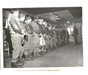 Foto de prensa de FLYING OFFS 41er Escuadrón en marcha obtener órdenes FUERZA AÉREA 1940 - Imagen 1 de 2
