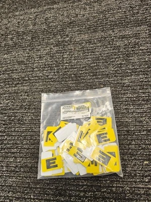 (CANTIDAD 100) ELECTROMARK Y619785 Negro sobre Amarillo Repujado 5/8 LETRA E Foto 1 de 4