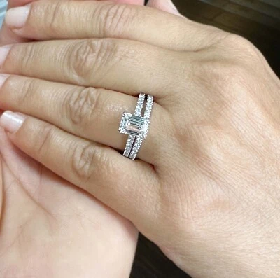 Anillo de compromiso de diamantes redondos y esmeraldas banda certificado IGI oro blanco de 14 k 2,55 Foto 1 de 4