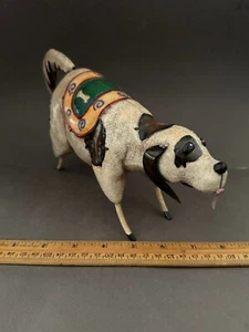 PERRO DE RESINA CON OREJAS DE METAL, LENGUA Y COLA ARTE ESCULTURA ESTATUILLA DE COLECCIÓN - Imagen 1 de 6