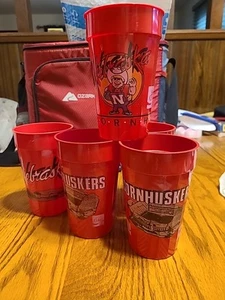 5 ~ Nebraska Cornhuskers Football / 7up Vintage 1980s Small Red Plastic Cup Set - Bild 1 von 9