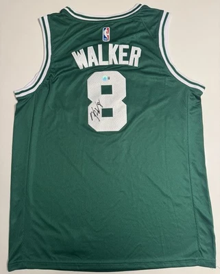 Camiseta deportiva autografiada por Kemba Walker de los Boston Celtics Beckett certificado de autenticidad BAS  Foto 1 de 3