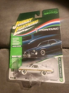 Johnny Lightning Muscle Cars USA 1973 Pontiac Le Mans GT White Lightning Chase - Picture 1 of 2